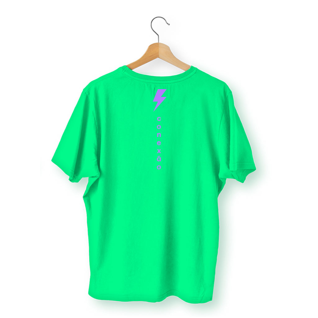 Camiseta verde, costas, com raio e palavra conexão verticais