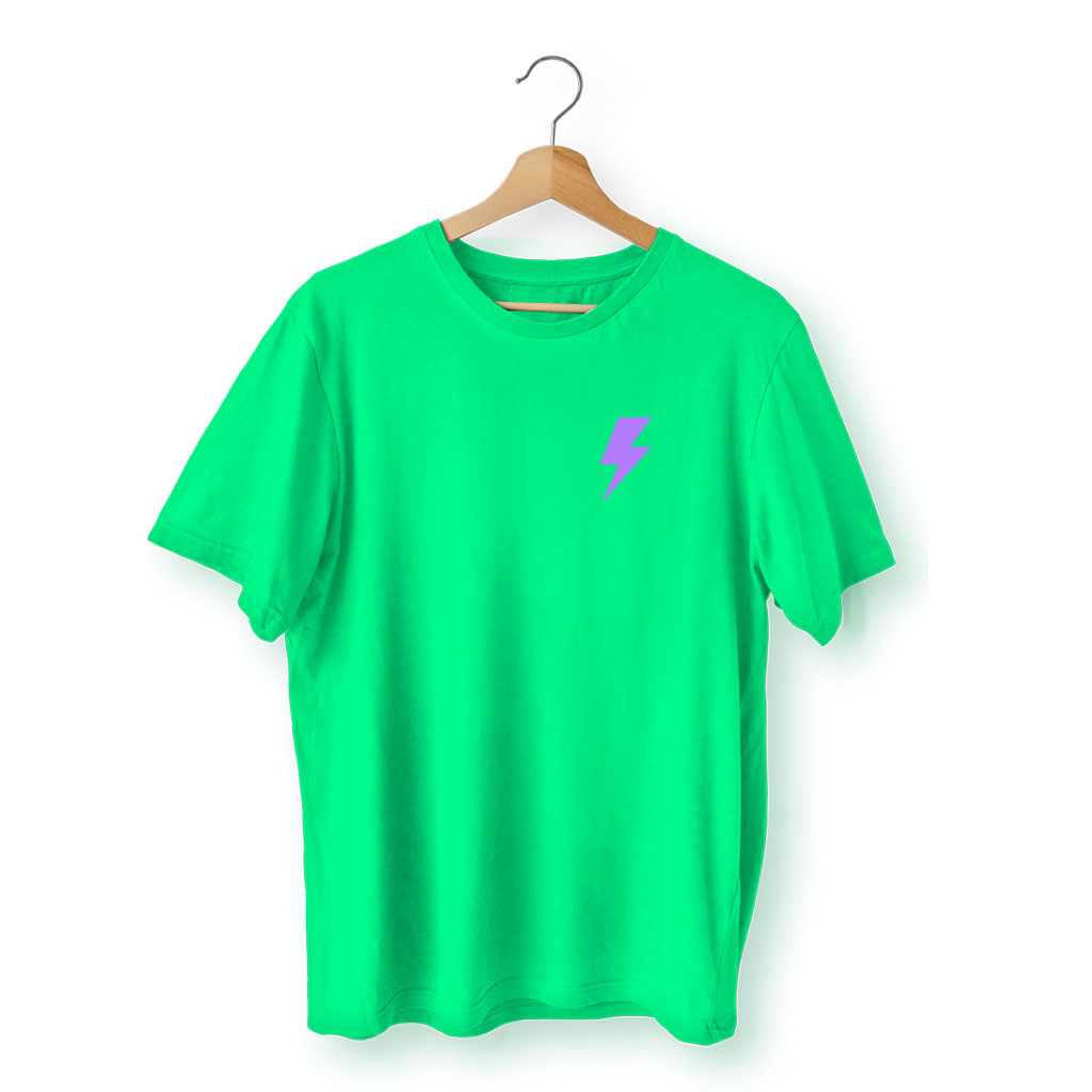 Camiseta roxa, frente, com raio verde no peito