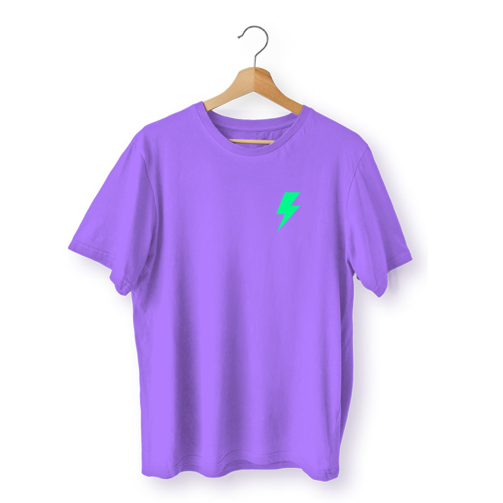 Camiseta verde, frente, com raio roxo no peito